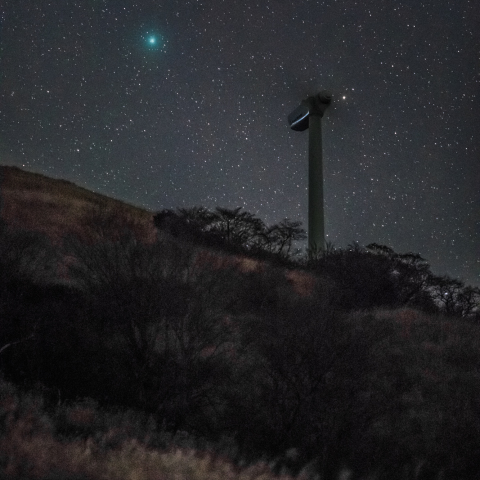 風車に落ちるウィルタネン彗星