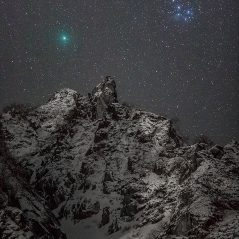 彗星と昴見る雪稜
