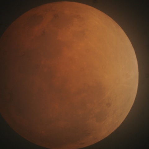 食の最大(食分1.32)となった皆既中の赤銅色の満月