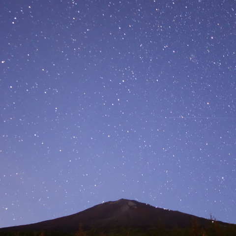 薄明の富士山と星空
