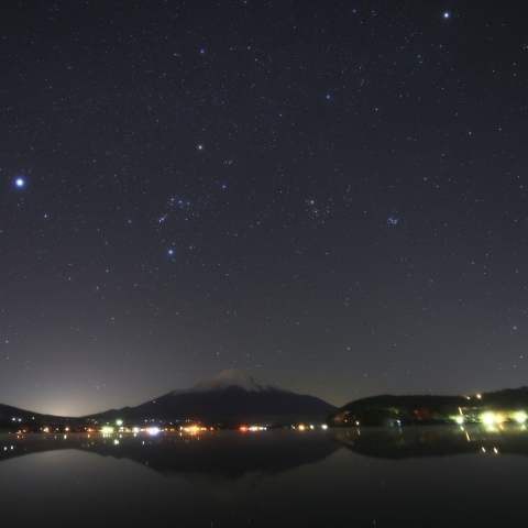 富士と冬の星々