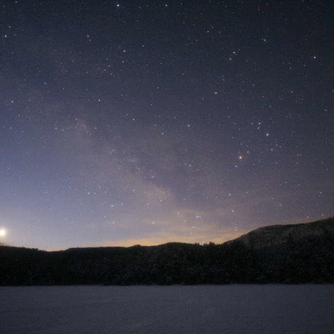 雪原に沈むサソリ座、昇る金星