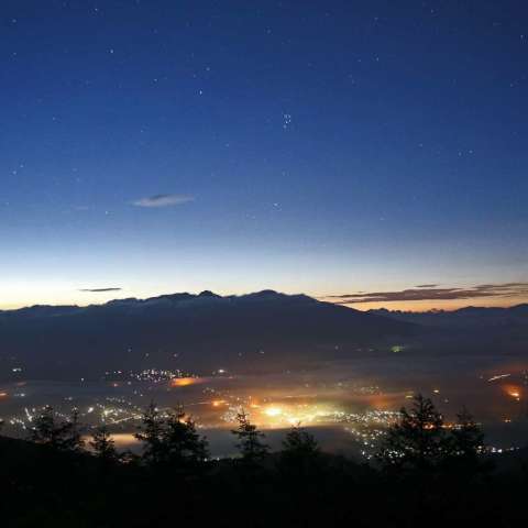 八ヶ岳の上に早くも輝くスバルと冬の星座たち