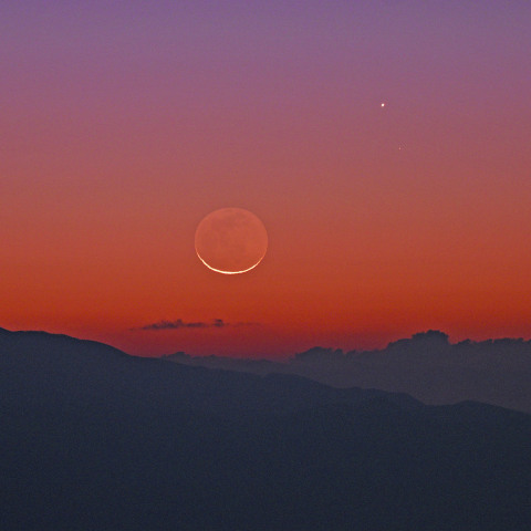 昇ったばかりの針の月と水星