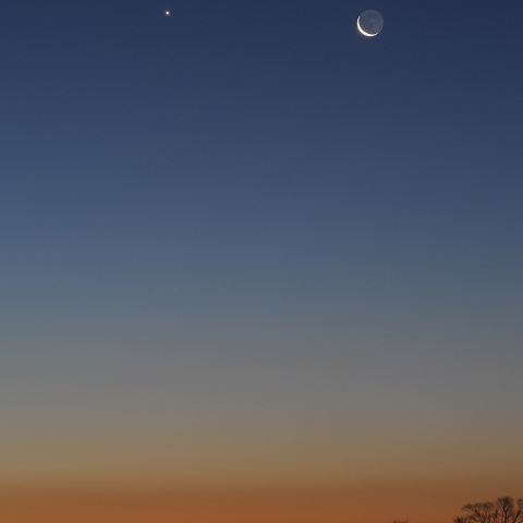 明け方の月と金星の接近