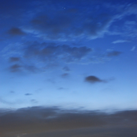 雲間から覗いた火星と木星の接近