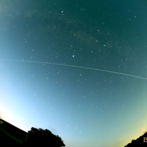 「天空を横切る星出さん搭乗のISS」