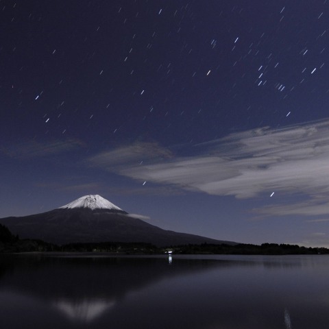 月明かりの富士山と冬の星たち