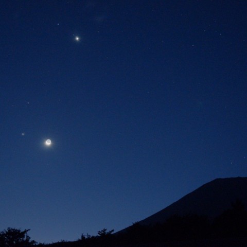 富士山と並ぶ月、金星、木星、火星、レグルス