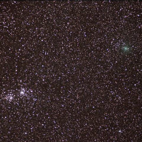 二重星団に近づくハートレー彗星