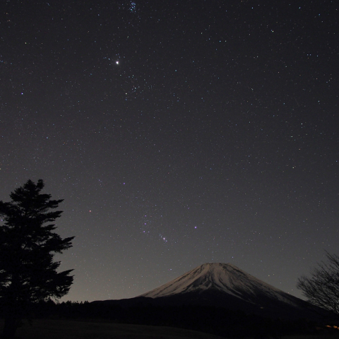 富士に昇るオリオン座