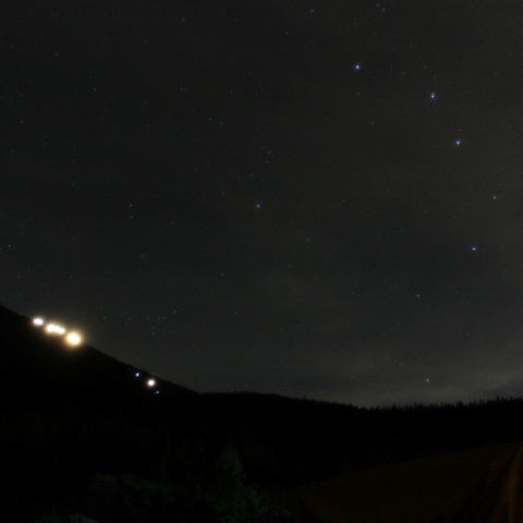 富士に沈む春の星座