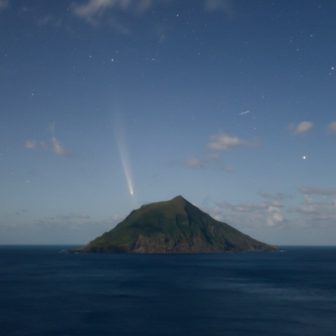 八丈小島と彗星