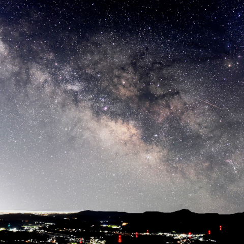 昇る天の川とさそりを射抜く流星