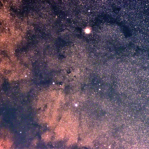 土星とへびつかい座暗黒星雲群(中央にS字状暗黒星雲)