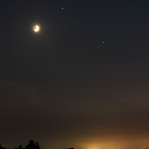 夕空の三角形の星と月