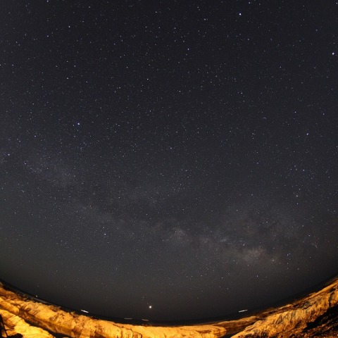 早春の海に横たふ天の川と金星