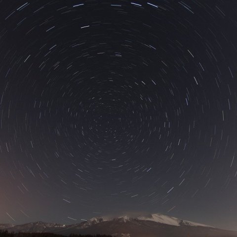 浅間山と昇りつめた北斗七星