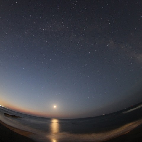夜明け前の月と天の川
