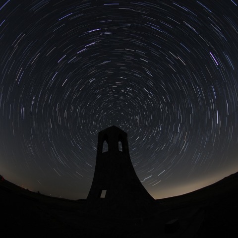 美しの塔と巡る星々