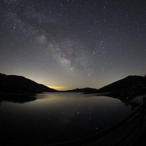 天空の湖に映る星々