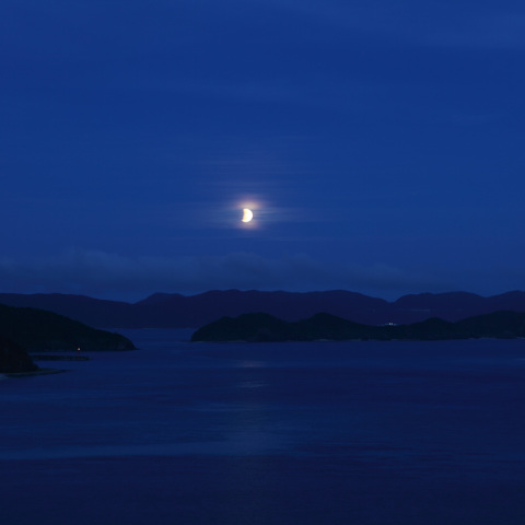 慶良間の海と部分月食
