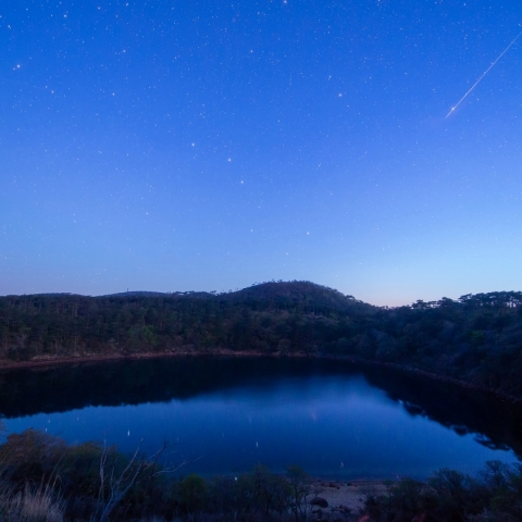ポラリスを突き刺す流星