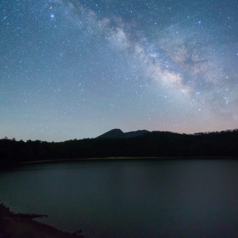 天の川を突き抜ける流星