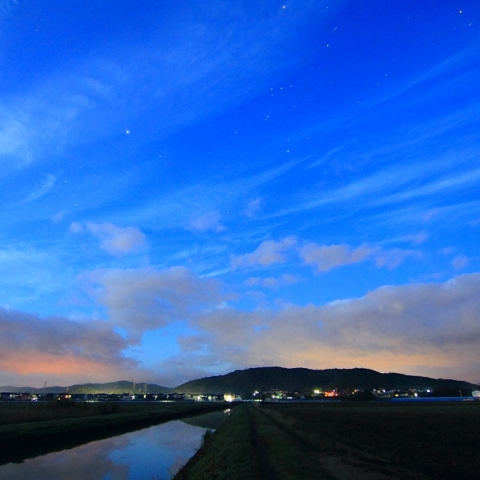 薄明のオリオンと流星