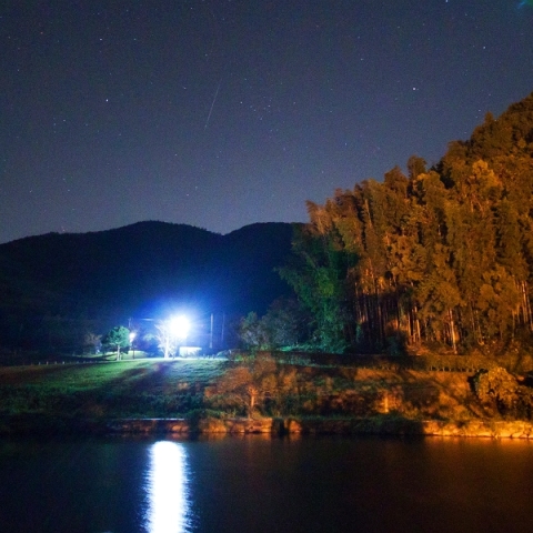 夜明け前の流星