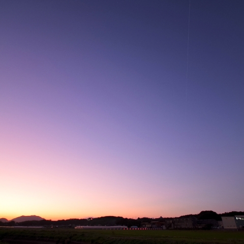 夕焼けの中のISS