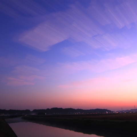 朝焼けの中のISS