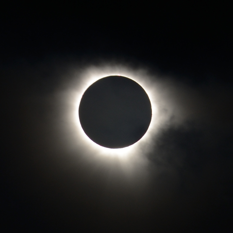 雲間の皆既日食