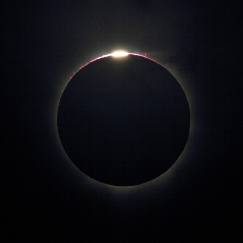 皆既日食　彩層とダイヤモンドリング