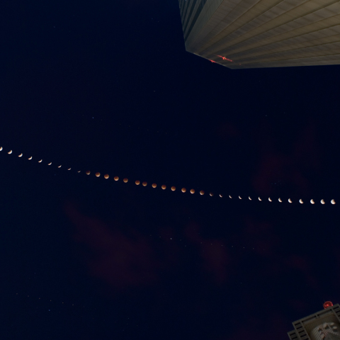 新宿ビル街からの皆既月食