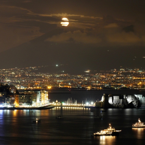 中秋の名月とヴェスヴィオ火山