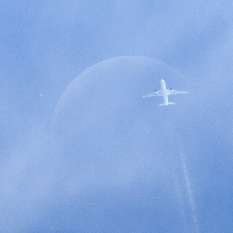 木星と月と飛行機