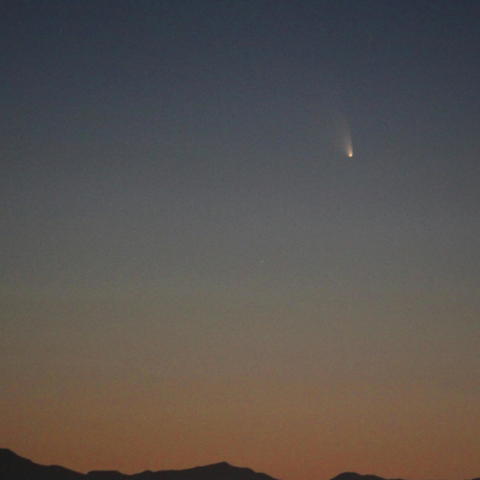 出羽山地に沈むパンスターズ彗星