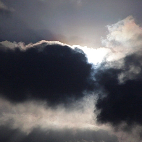 皆既約10秒前のスリット太陽光に照らされた雲