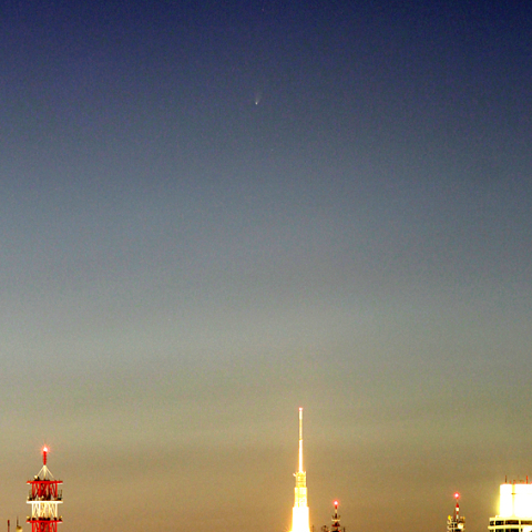 テレビ塔とパンスターズ彗星